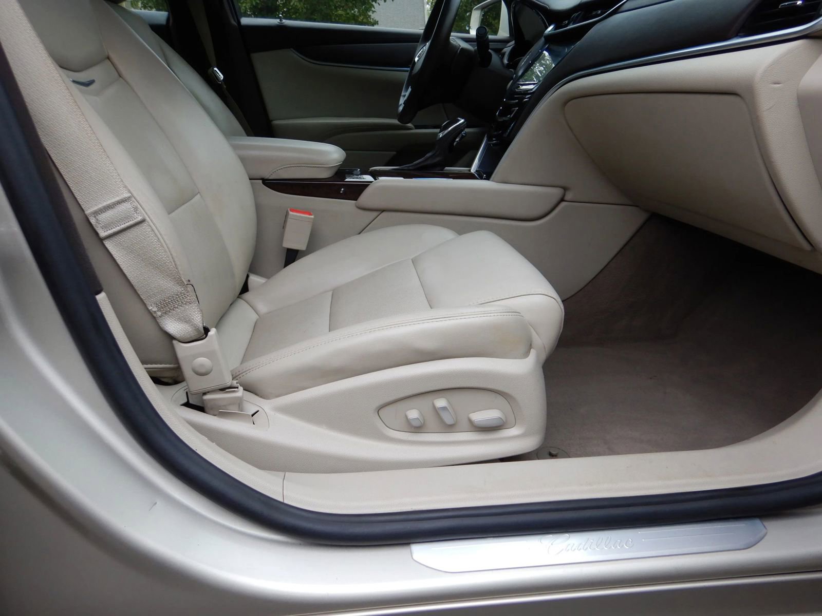 Used 2013 Cadillac XTS image 16