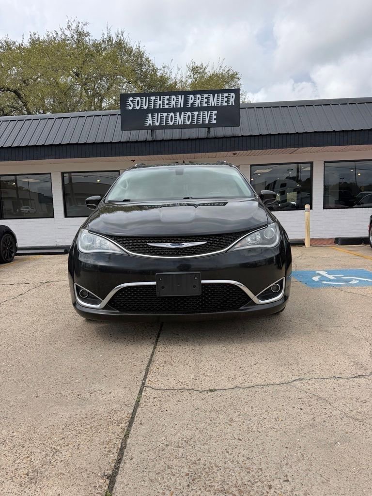 Used 2019 Chrysler Pacifica Touring-L image 2