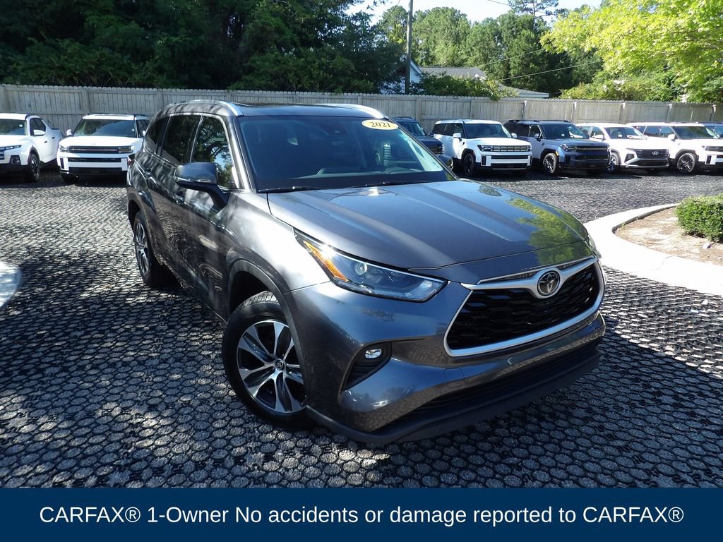 Used 2021 Toyota Highlander XLE FWD image 2