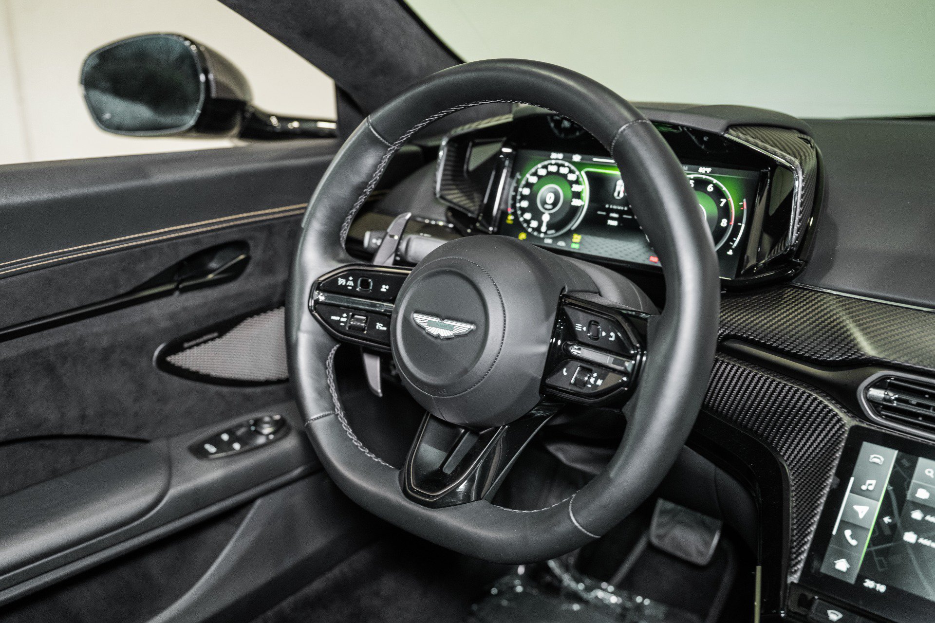 Used 2025 Aston Martin V8 Vantage Coupe RWD image 19