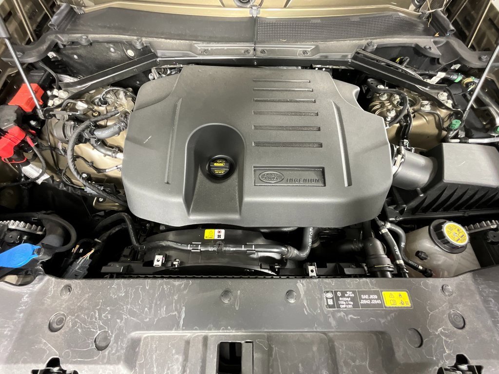 Used 2025 Land Rover Defender 130 X-Dynamic SE image 30