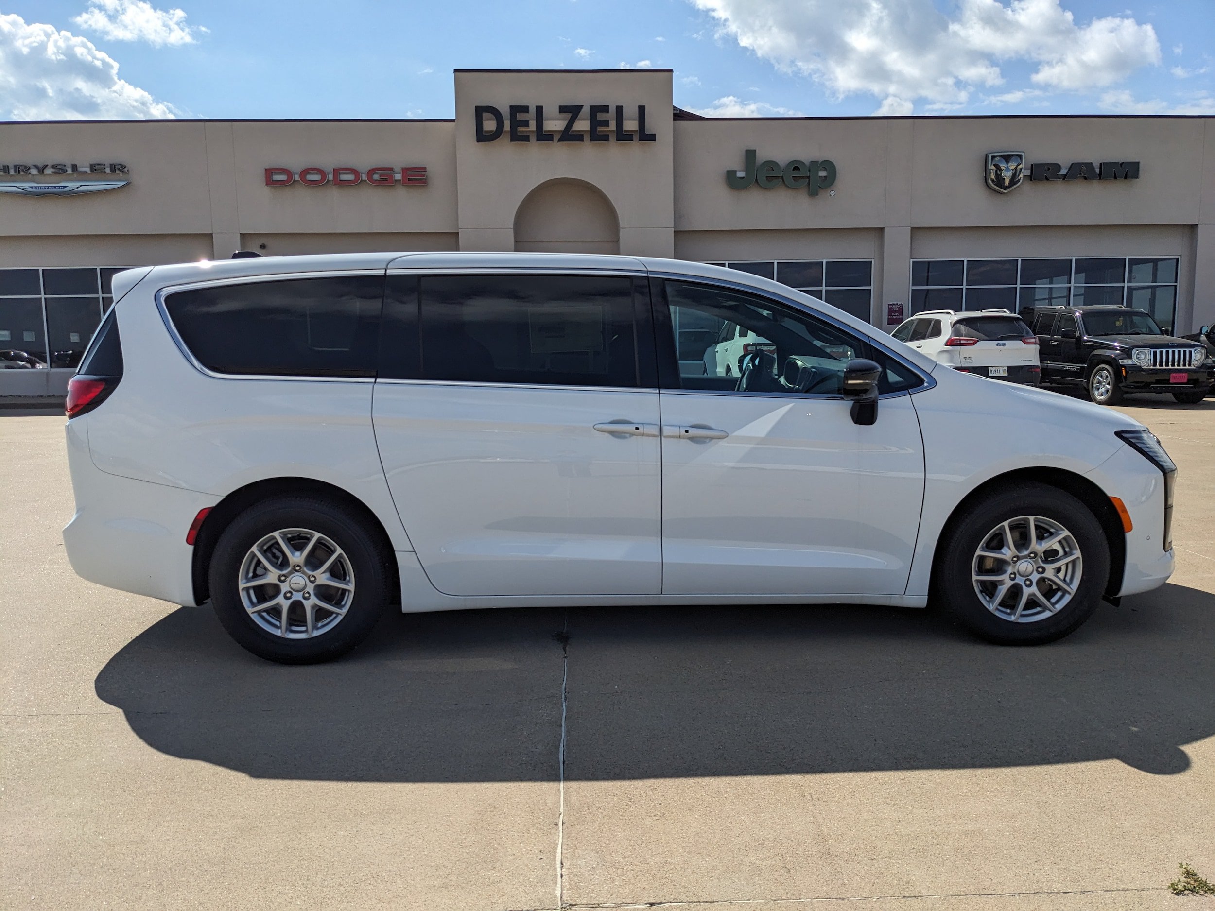 New 2027 Chrysler Pacifica Select w/ Family Tech Group