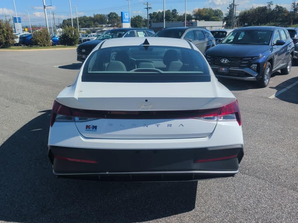 New 2026 Hyundai Elantra SE FWD image 18