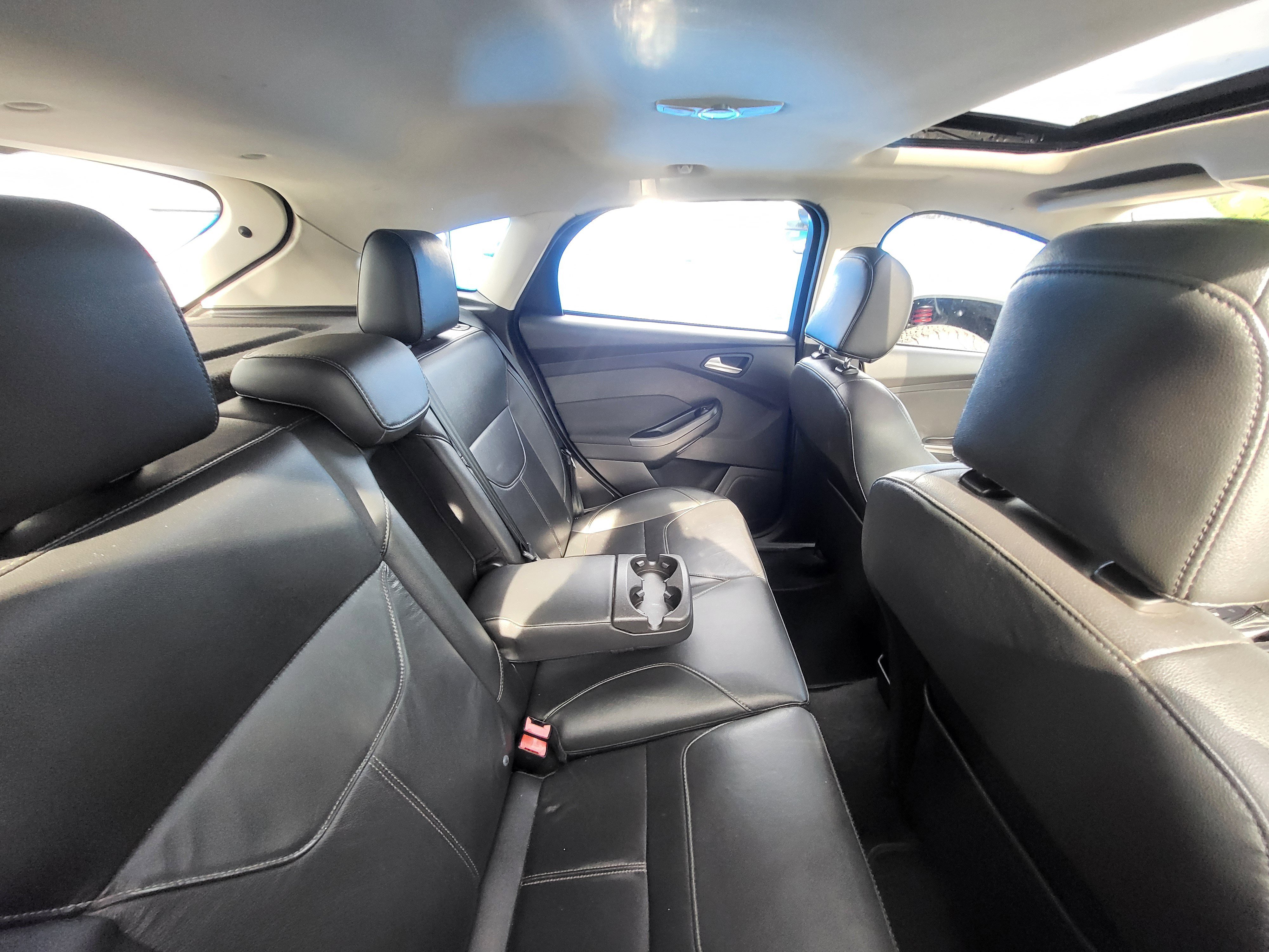 Used 2016 Ford Focus SE w/ Equipment Group 201A FWD image 9