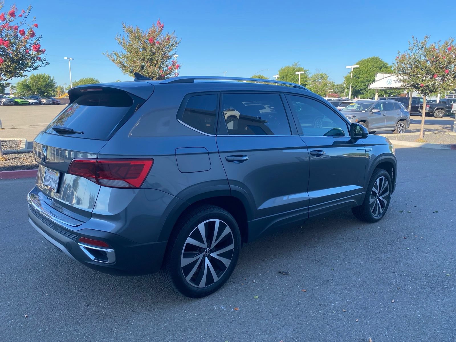 Used 2023 Volkswagen Taos SE FWD image 4