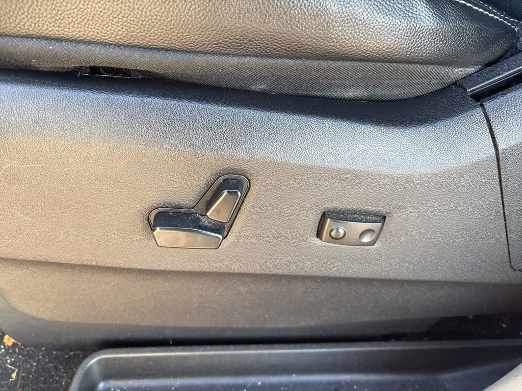 Used 2016 Chrysler Town & Country Touring image 18