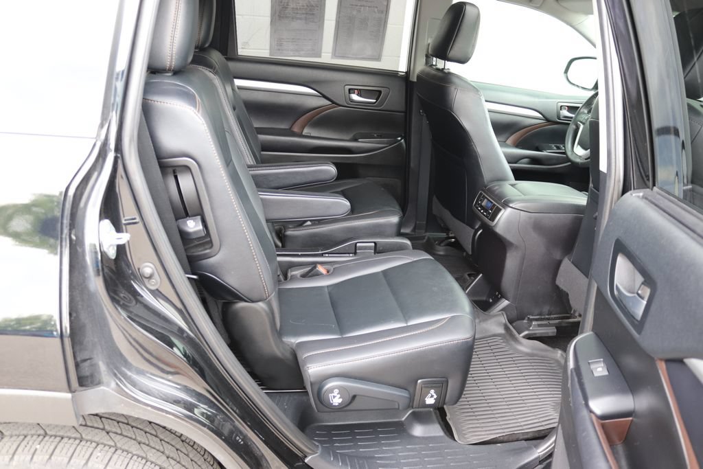 Used 2019 Toyota Highlander XLE AWD/4WD image 16