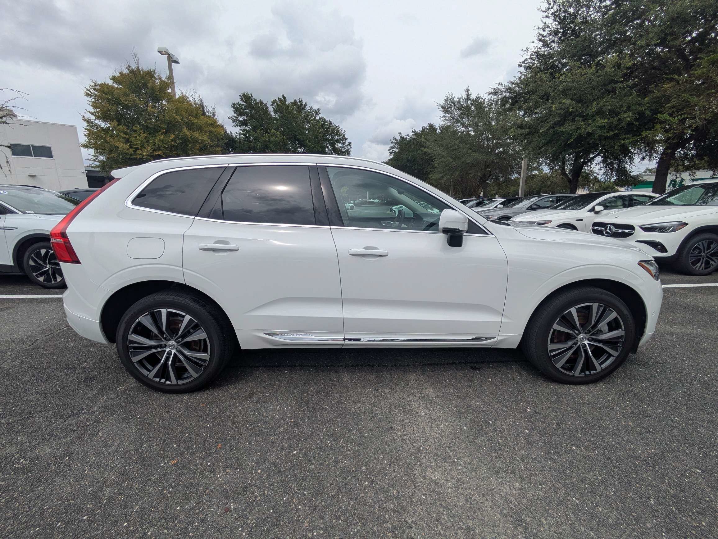 Used 2022 Volvo XC60 T8 Inscription Expression w/ Advanced Package AWD/4WD image 2