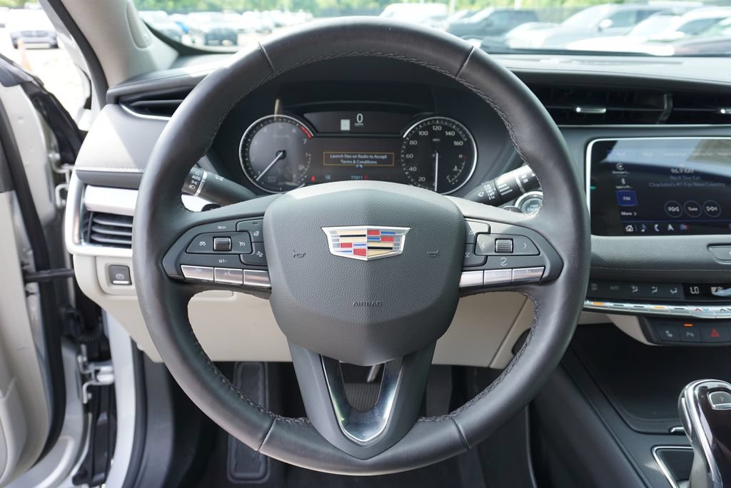 Used 2022 Cadillac XT4 Luxury w/ Cold Weather Package FWD image 24