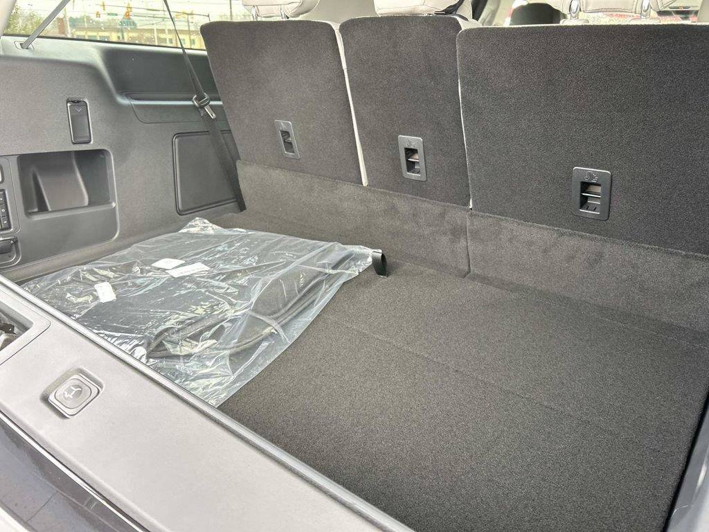 New 2026 Lincoln Navigator L Premier AWD/4WD image 11