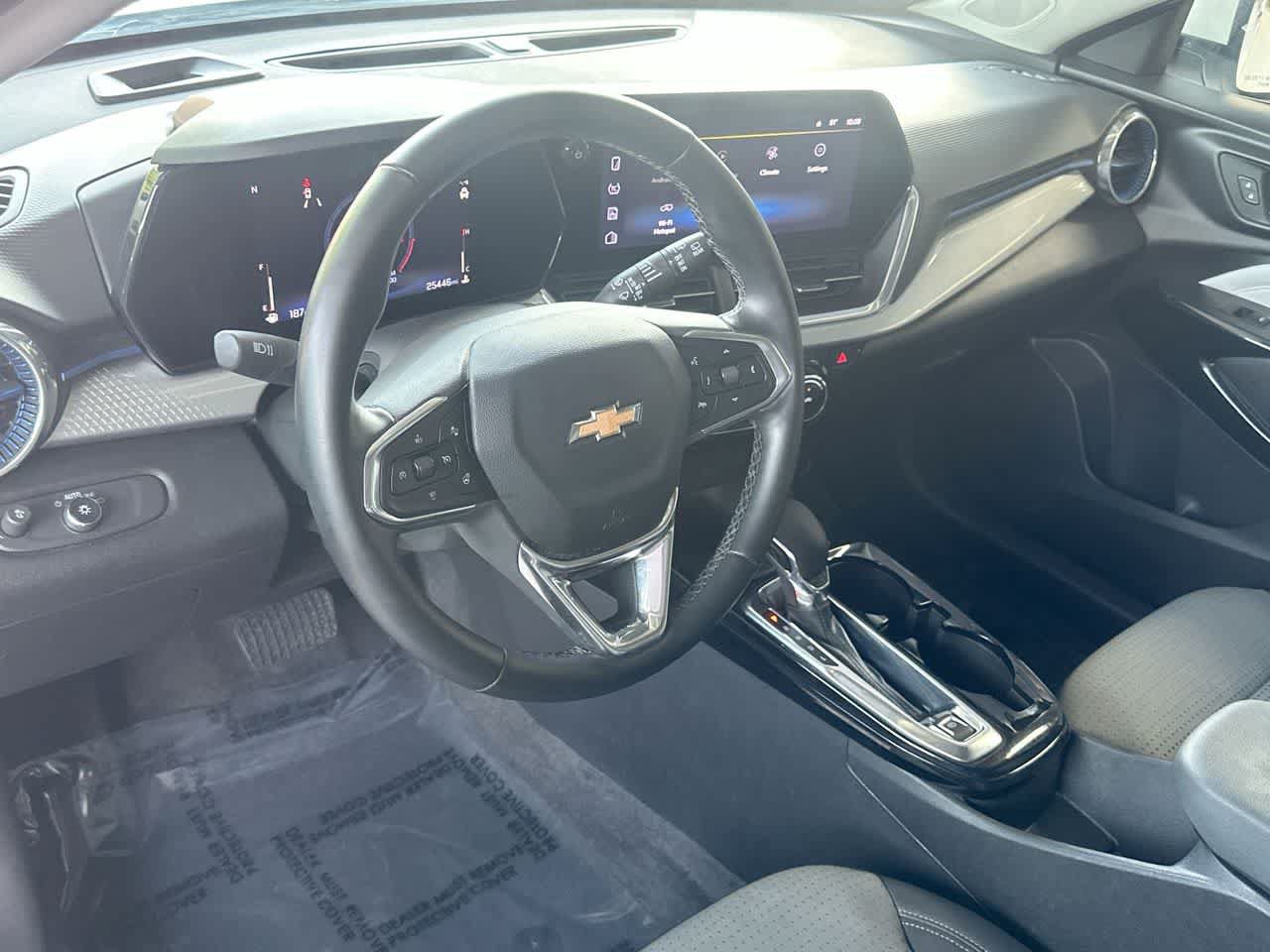 Used 2025 Chevrolet Trax LT w/ LT Convenience Package FWD image 13
