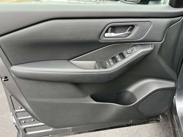 Used 2025 Nissan Rogue SV image 24