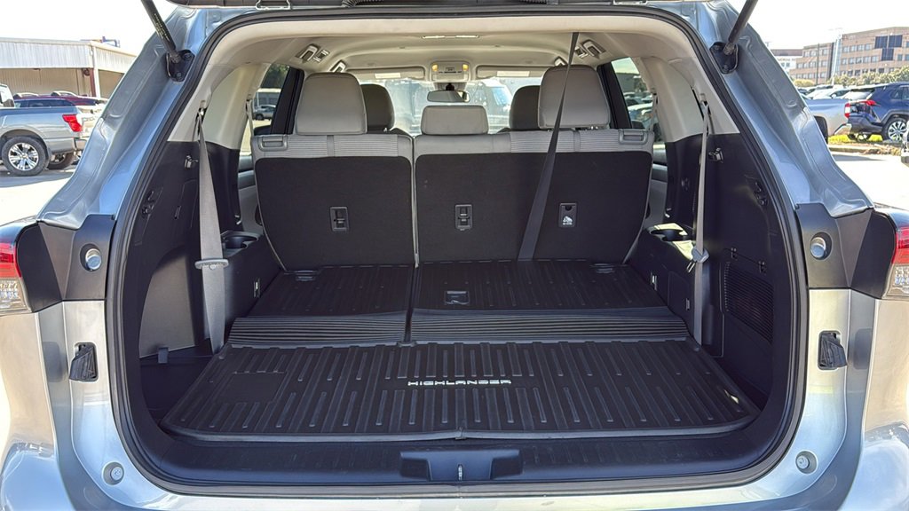 Used 2023 Toyota Highlander L image 26