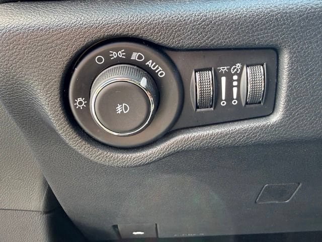 Used 2025 Chrysler Pacifica Limited FWD image 31