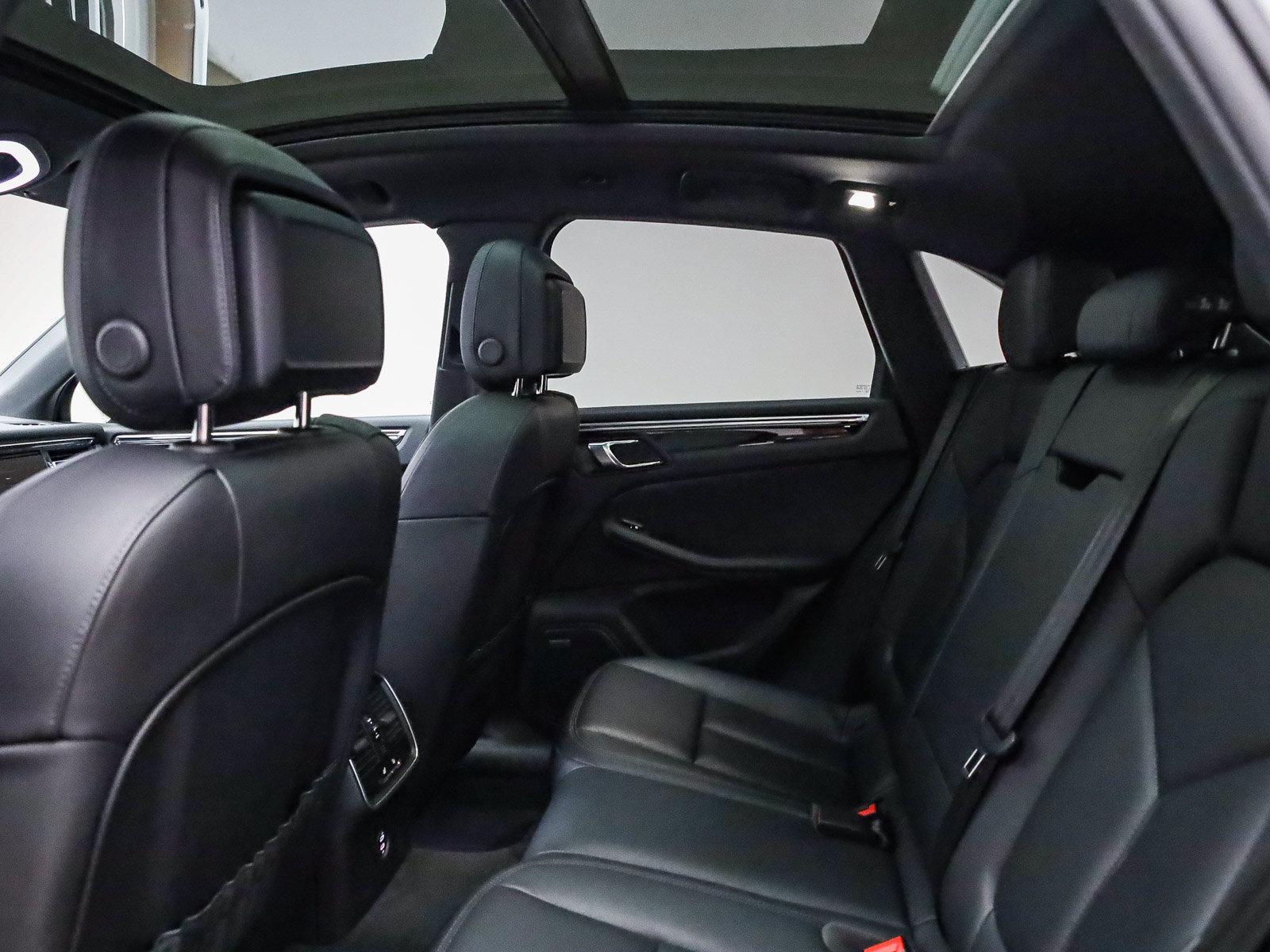 Certified 2026 Porsche Macan AWD/4WD image 20