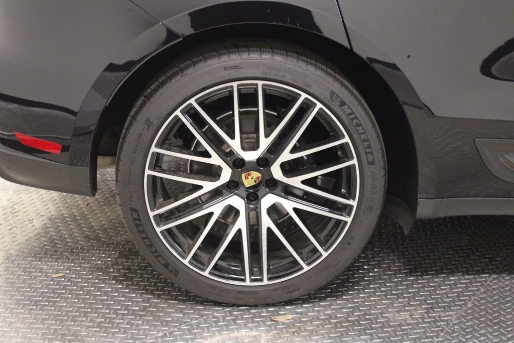 Certified 2025 Porsche Macan AWD/4WD image 13