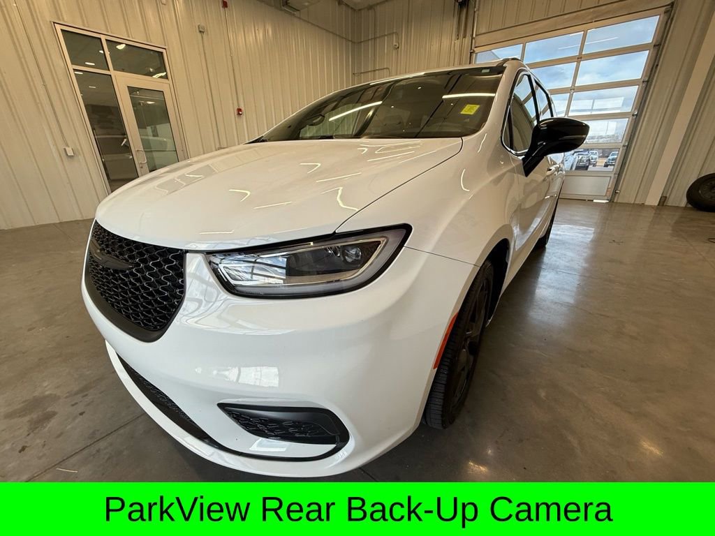 Used 2025 Chrysler Pacifica Limited image 13