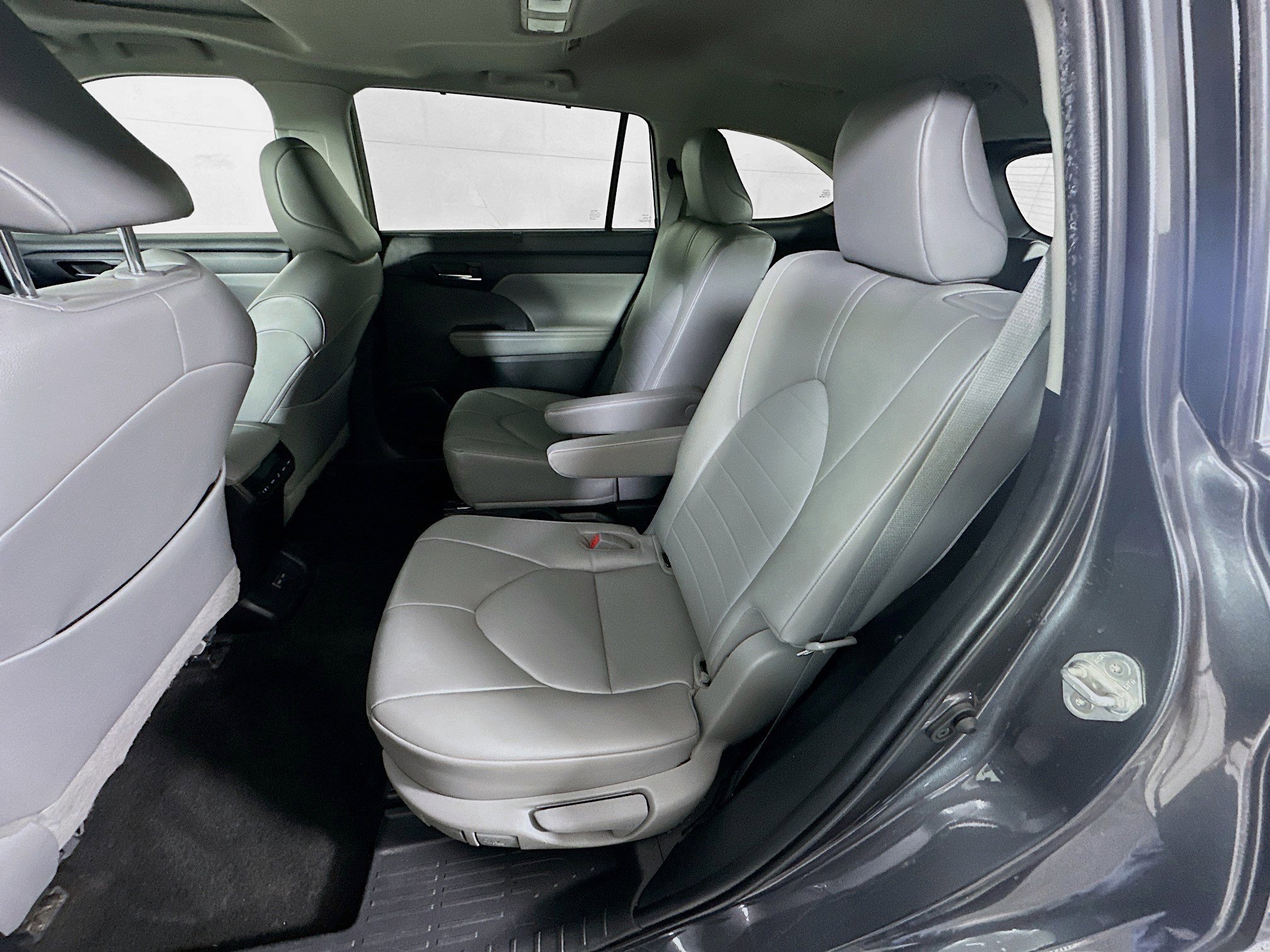 Used 2023 Toyota Highlander XLE image 30