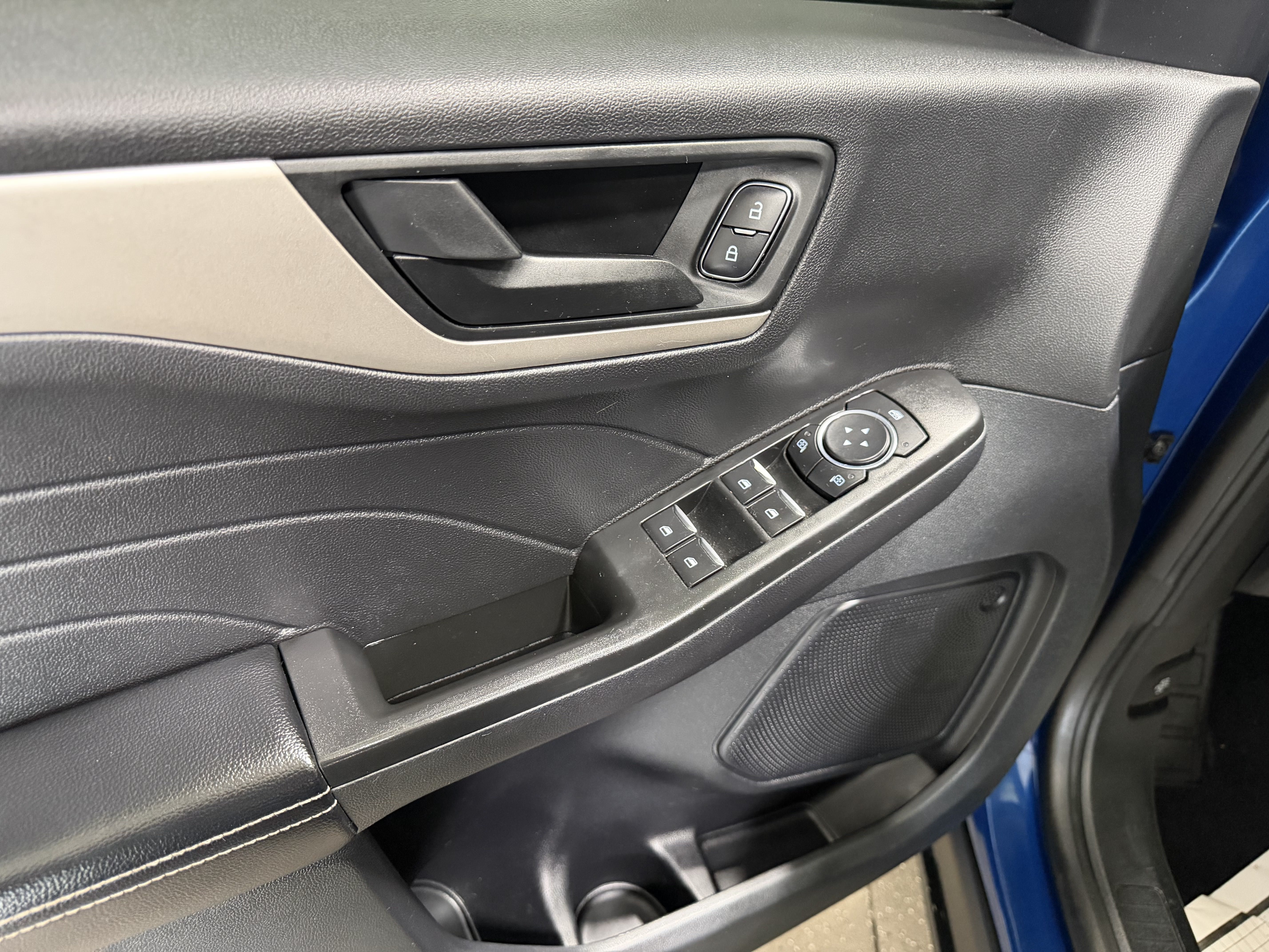 Used 2022 Ford Escape SE FWD image 9