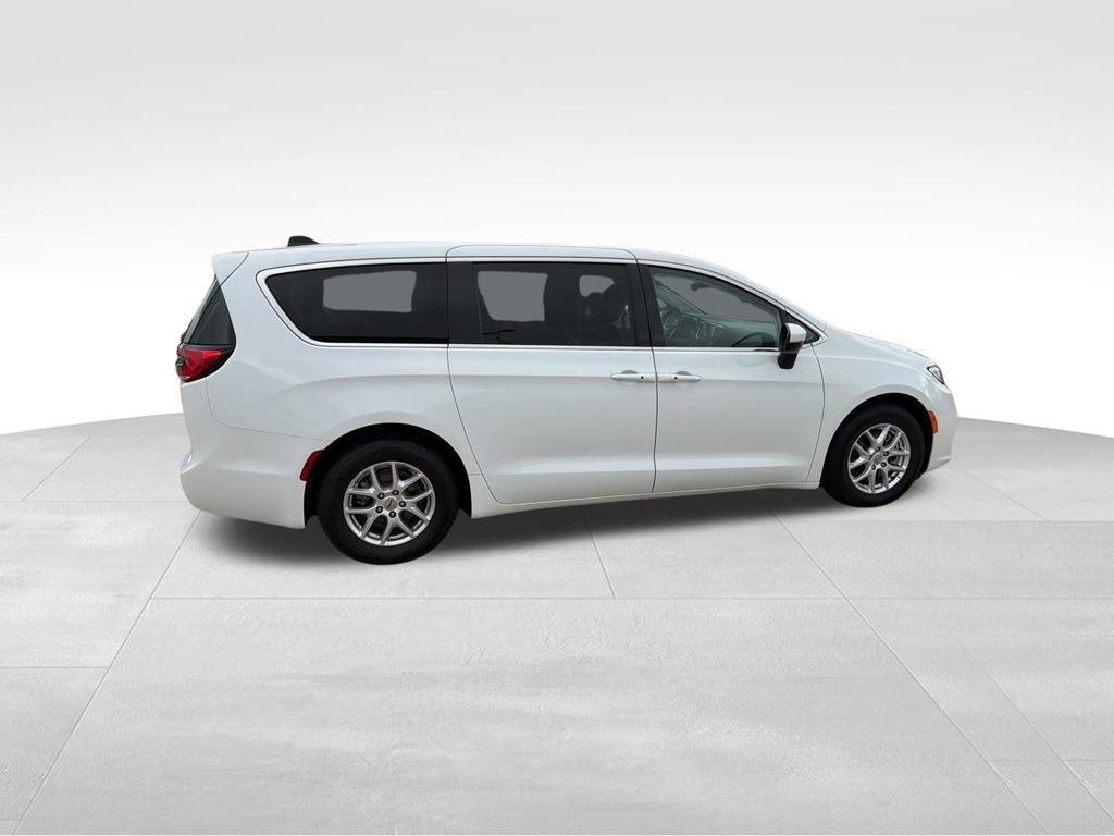Used 2023 Chrysler Pacifica Touring-L image 12