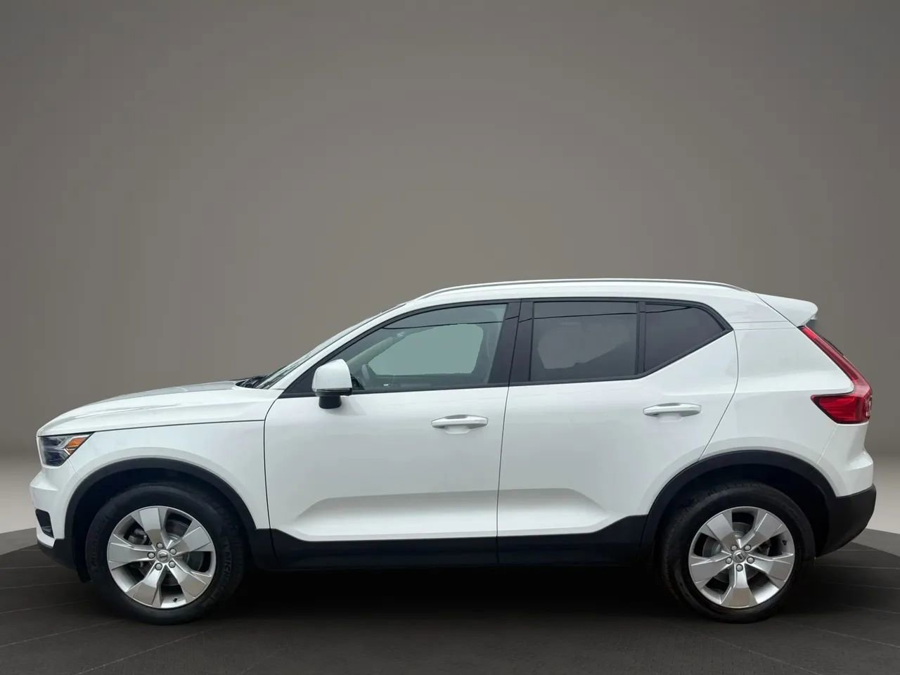 Used 2022 Volvo XC40 T5 Momentum image 8