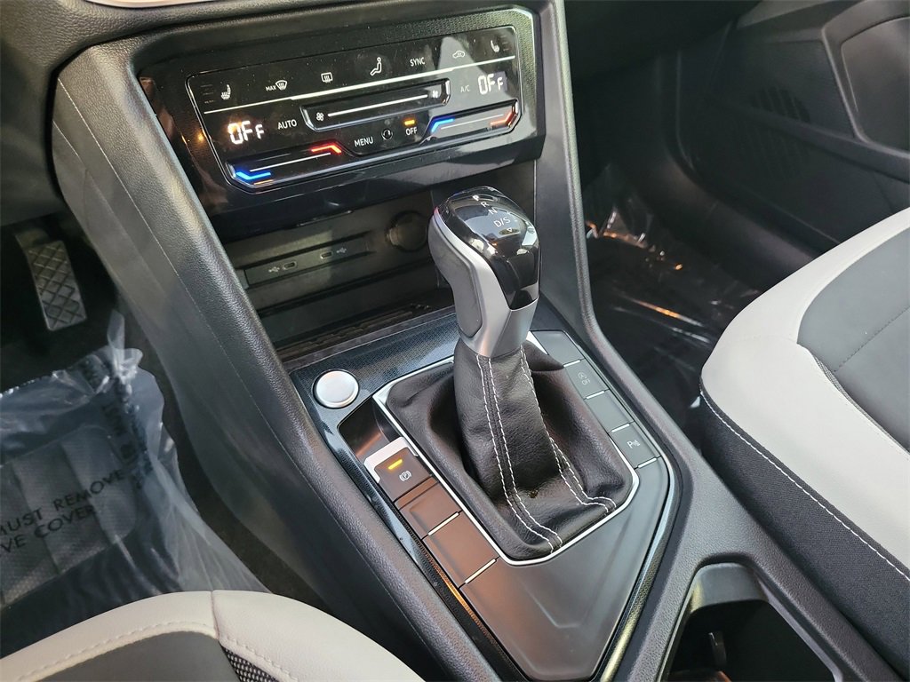 Used 2025 Volkswagen Taos SE w/ Black Wheel Package image 22