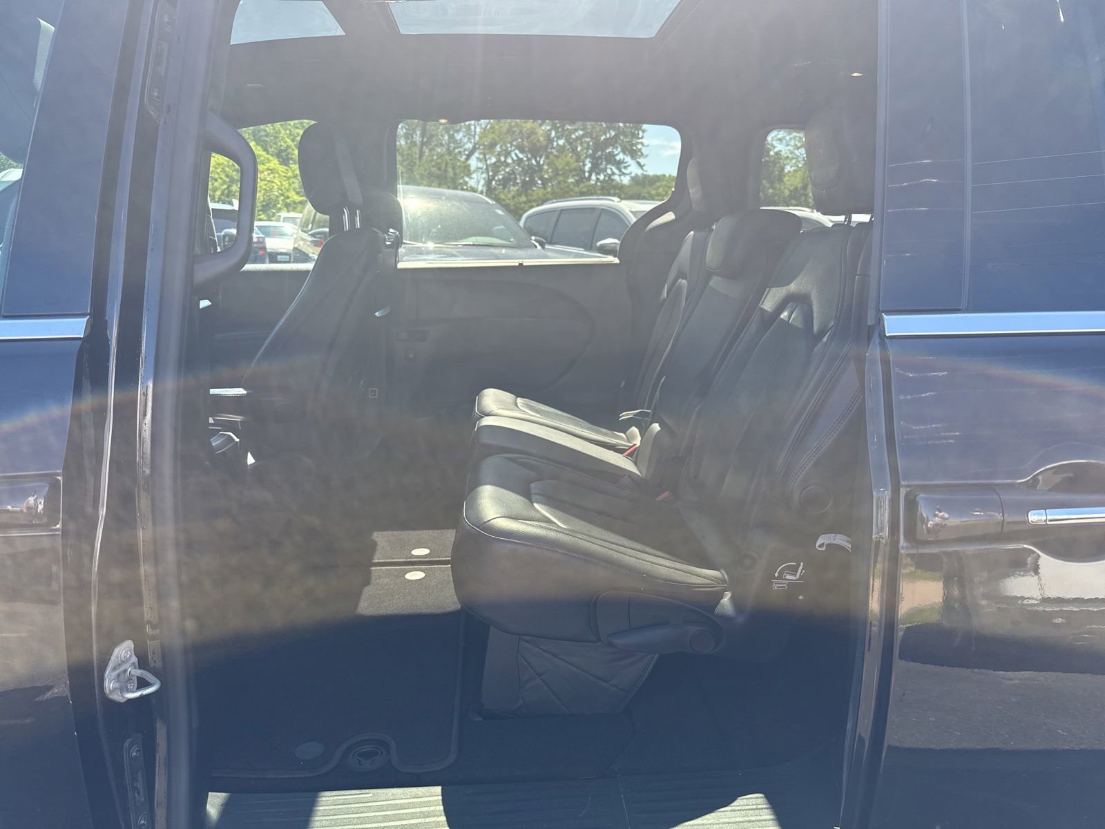Used 2019 Chrysler Pacifica Touring-L FWD image 19