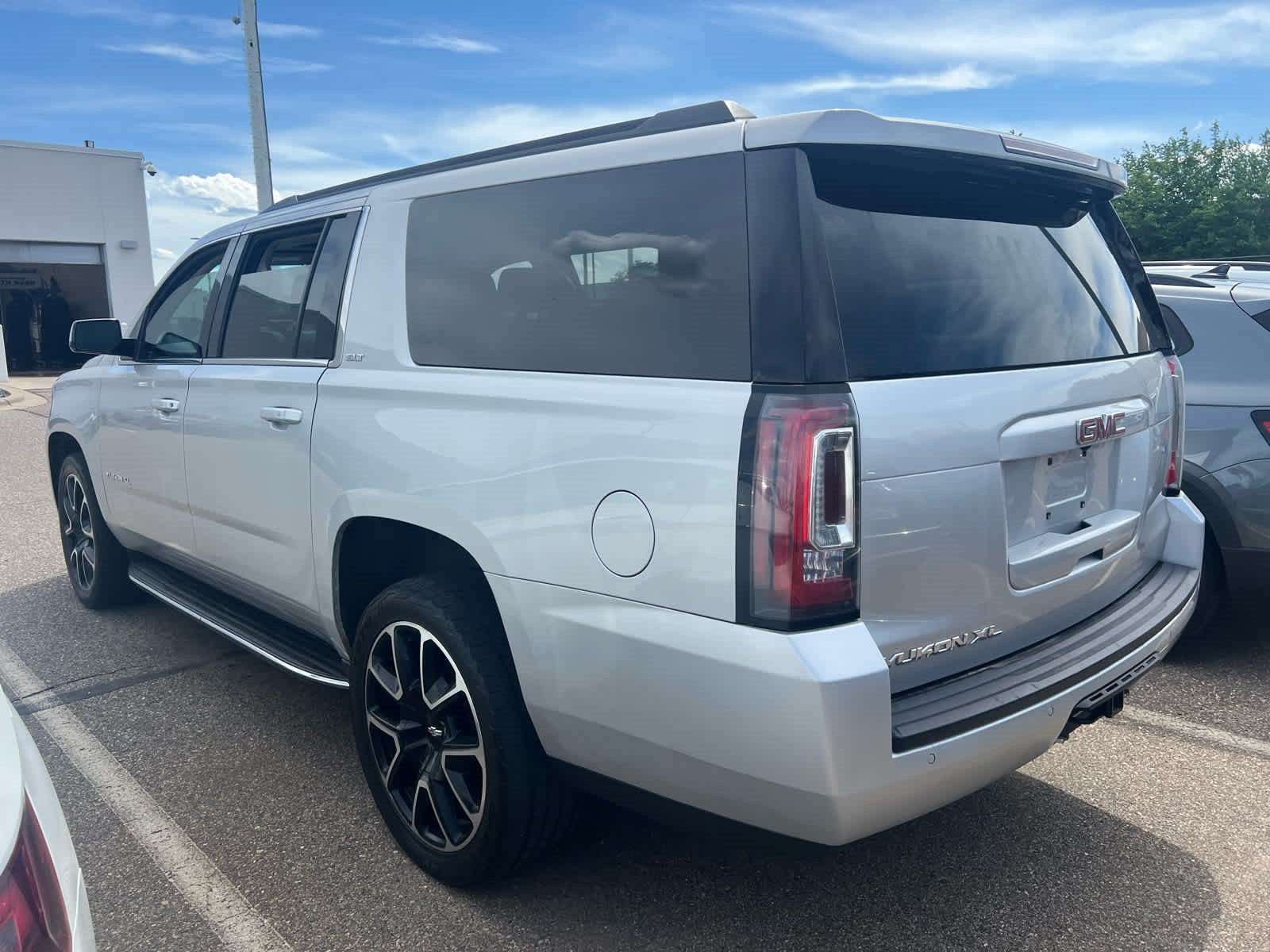 Used 2020 GMC Yukon XL SLT w/ Open Road Package AWD/4WD image 4