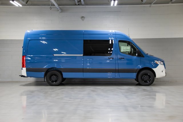 Used 2024 Mercedes-Benz Sprinter 2500 image 2