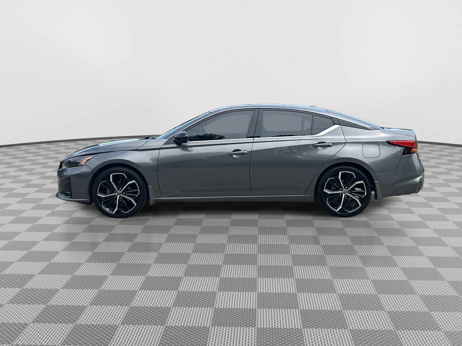 Used 2024 Nissan Altima 2.5 SR w/ SR Premium Package FWD image 3