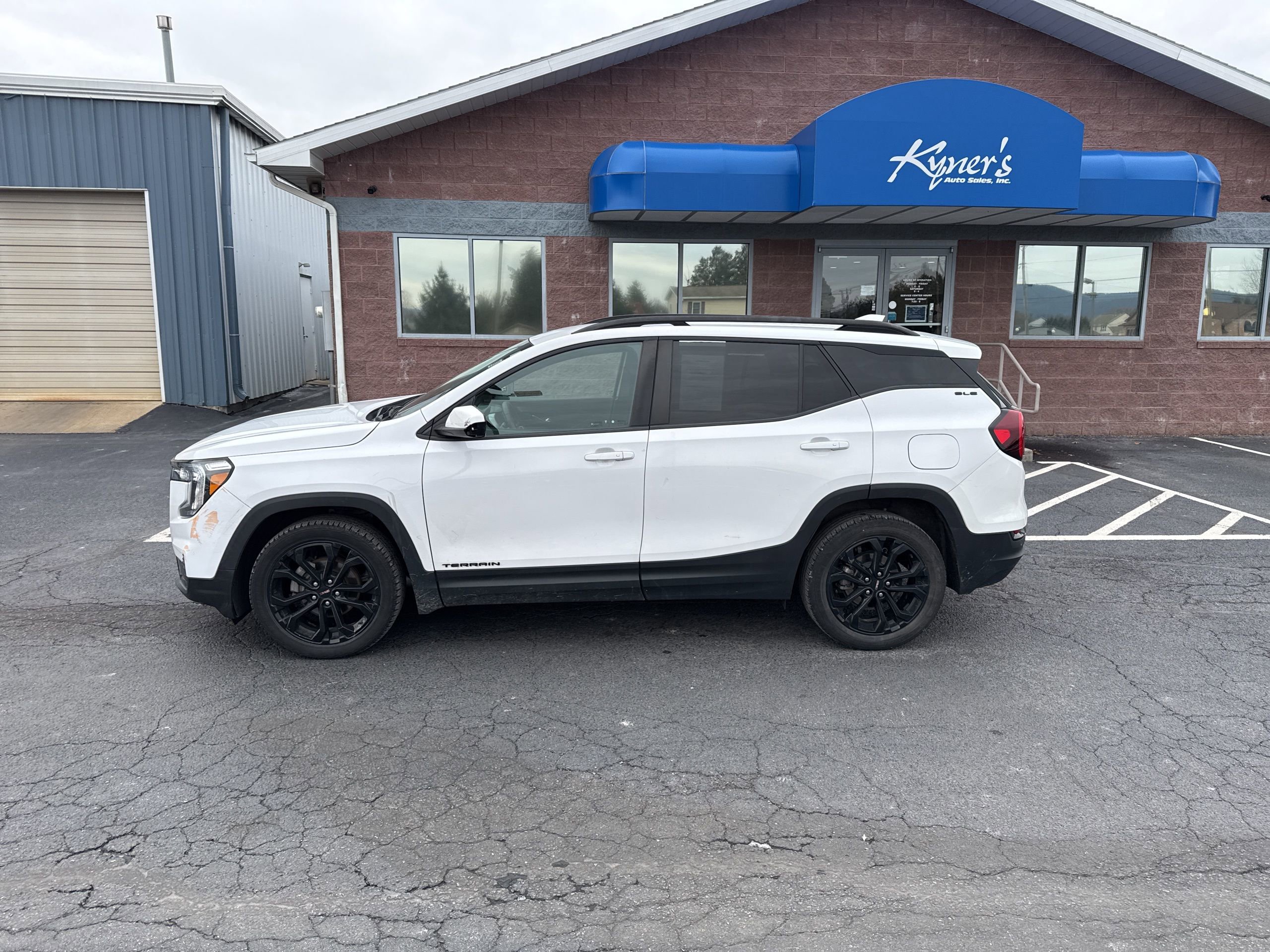 Used 2022 GMC Terrain SLE w/ Driver Convenience Package image 3