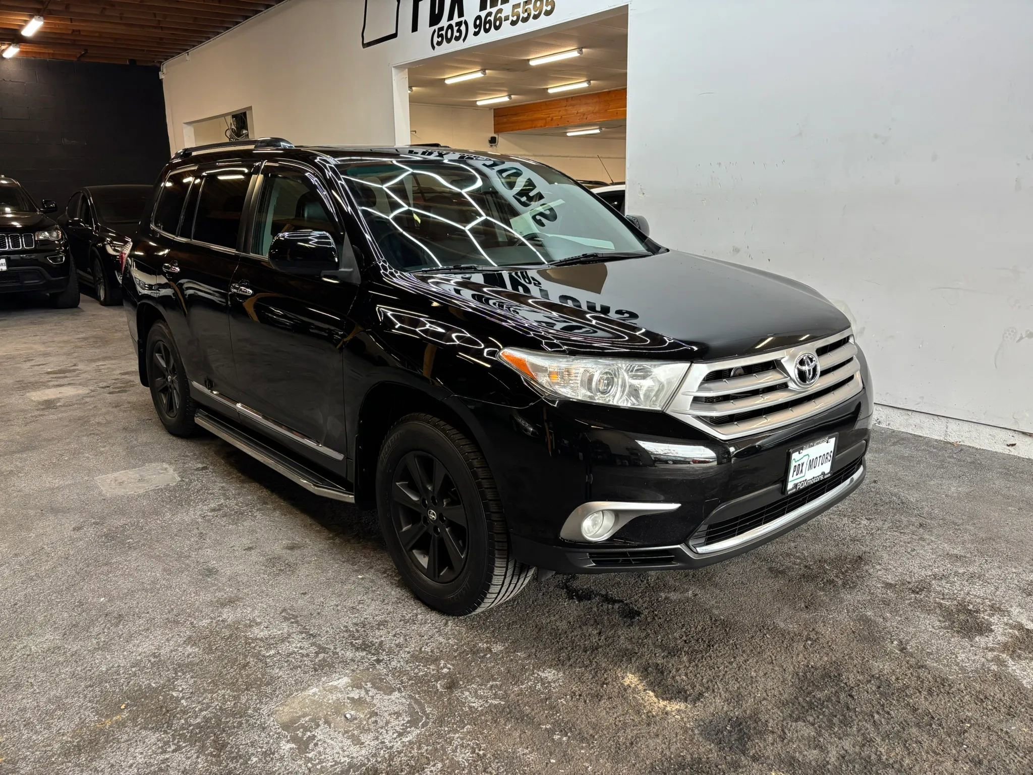 Used 2012 Toyota Highlander SE w/ Tow Pkg AWD/4WD image 2