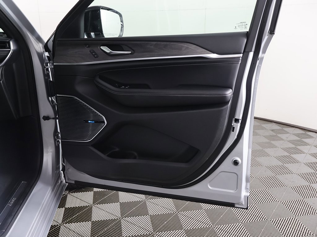 Used 2021 Jeep Grand Cherokee L Overland w/ Luxury Tech Group IV image 30