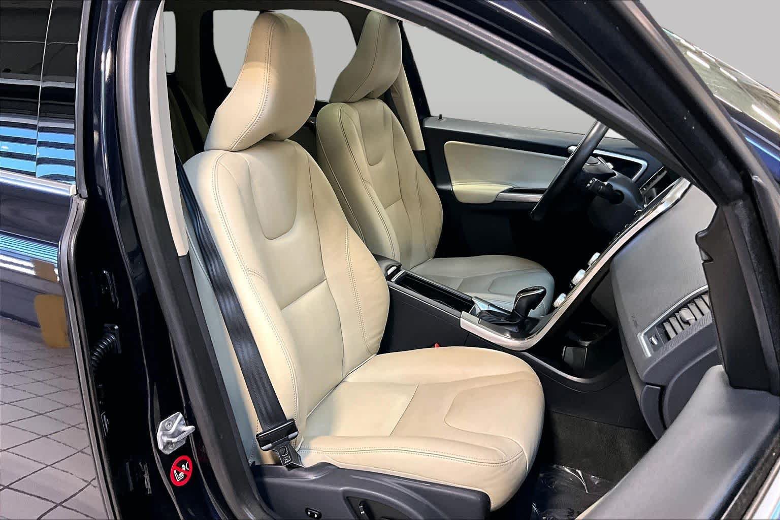 Used 2016 Volvo XC60 T6 w/ Climate Package AWD/4WD image 8