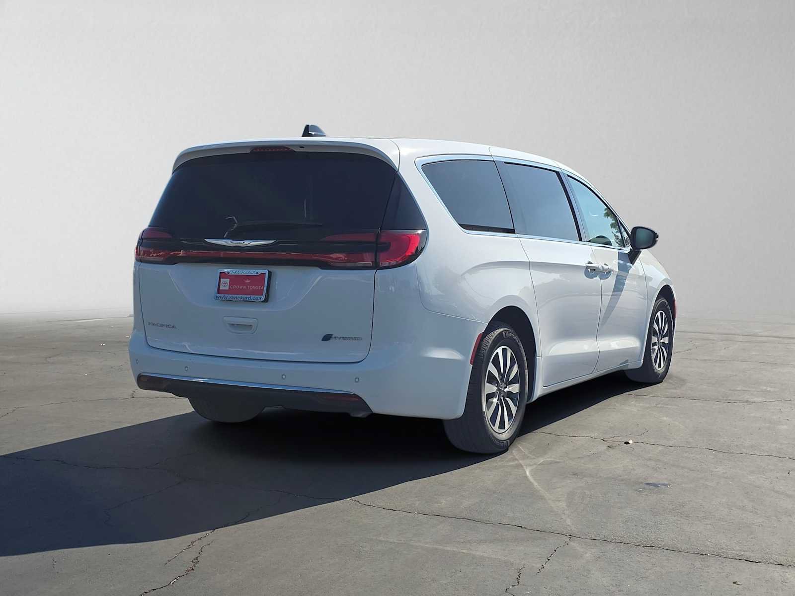Used 2024 Chrysler Pacifica Limited FWD image 3