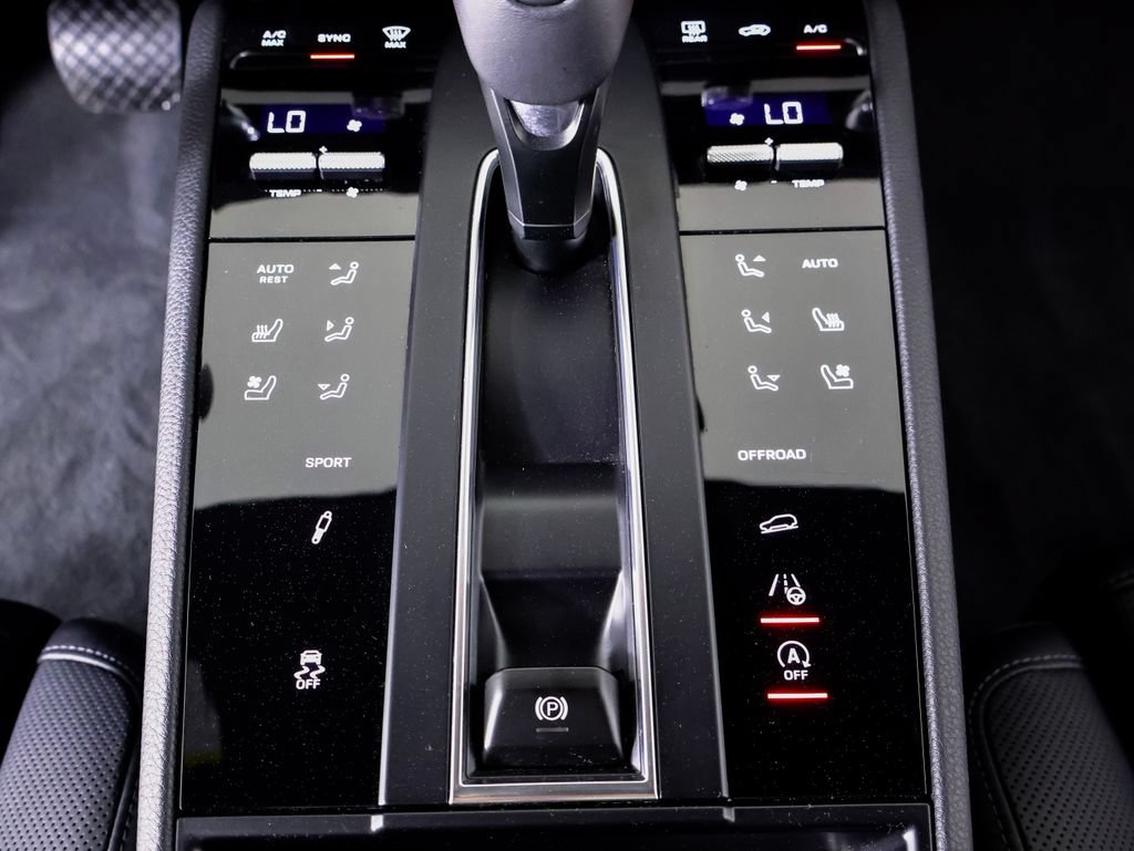 Certified 2025 Porsche Macan S w/ Premium Package Plus AWD/4WD image 16