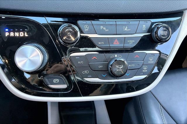Used 2024 Chrysler Pacifica Touring-L image 15