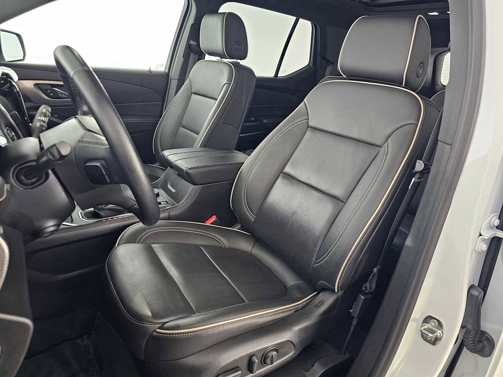 Used 2023 Chevrolet Traverse Premier image 23