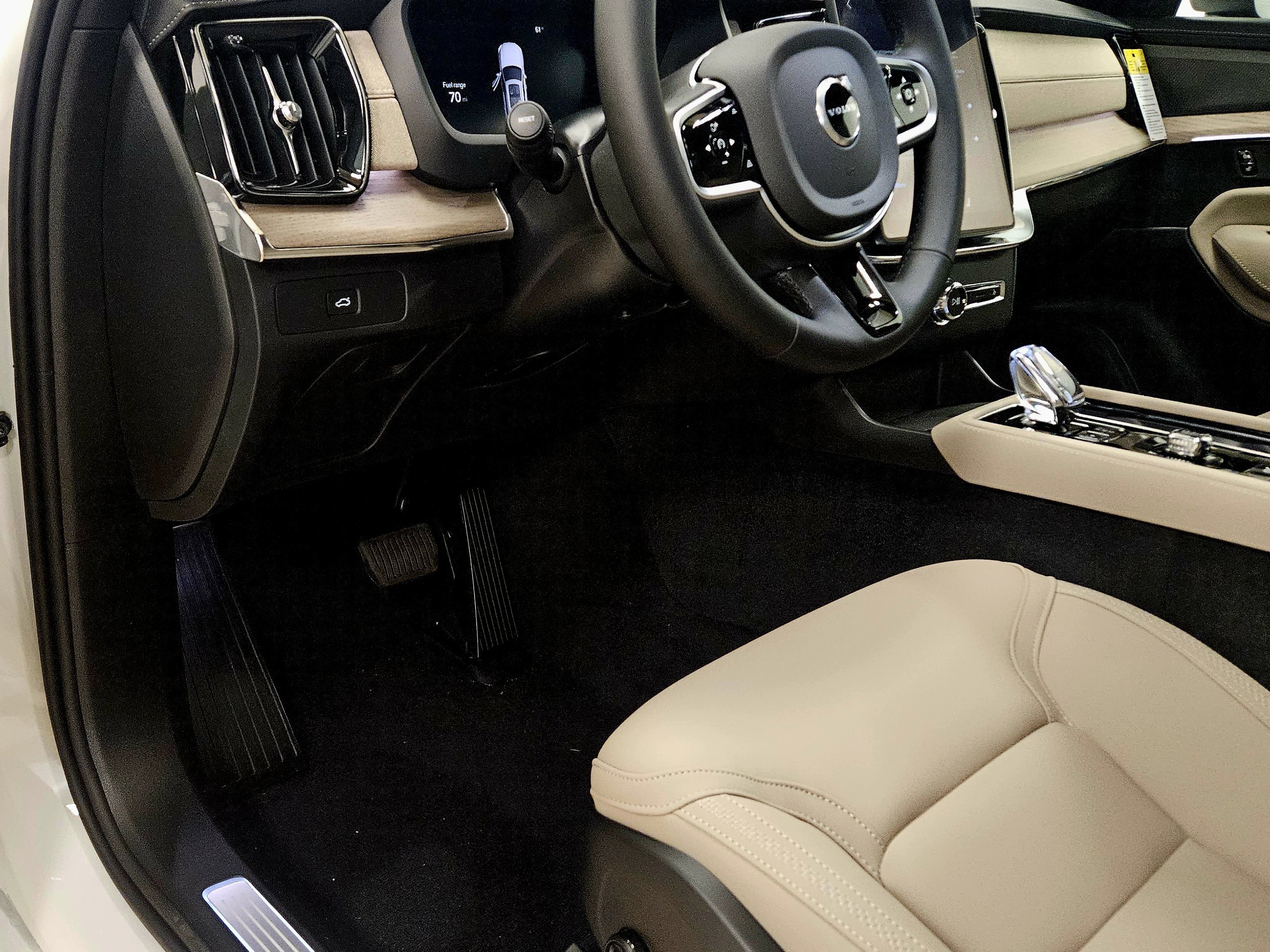 New 2026 Volvo XC90 B6 Plus w/ Protection Package Premier AWD/4WD image 42