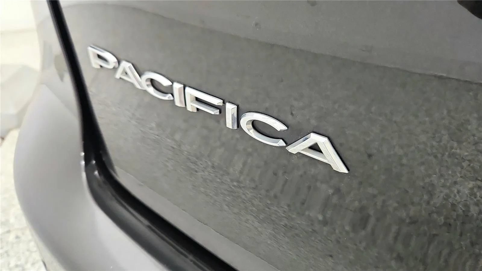 Used 2023 Chrysler Pacifica Touring-L FWD image 18