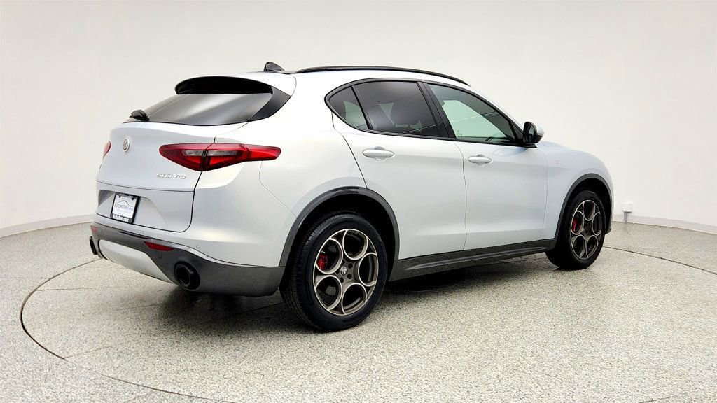 Used 2022 Alfa Romeo Stelvio Ti AWD/4WD image 5