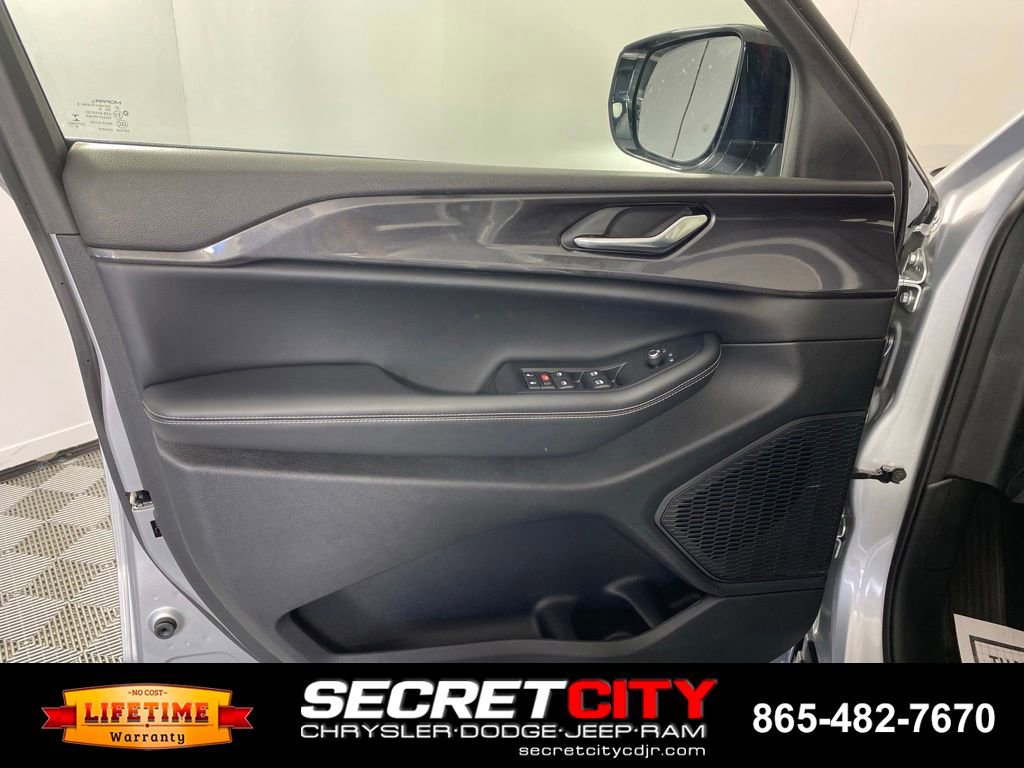 Used 2023 Jeep Grand Cherokee L Laredo AWD/4WD image 11