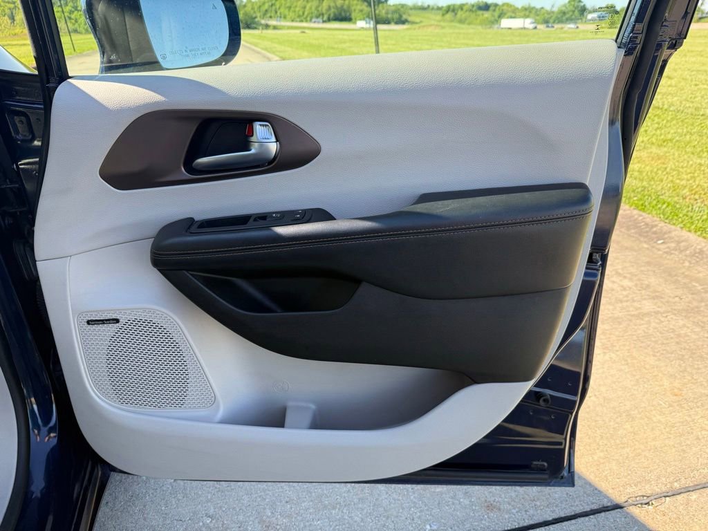 Used 2019 Chrysler Pacifica Touring-L Plus w/ Advanced Safetytec Group FWD image 18