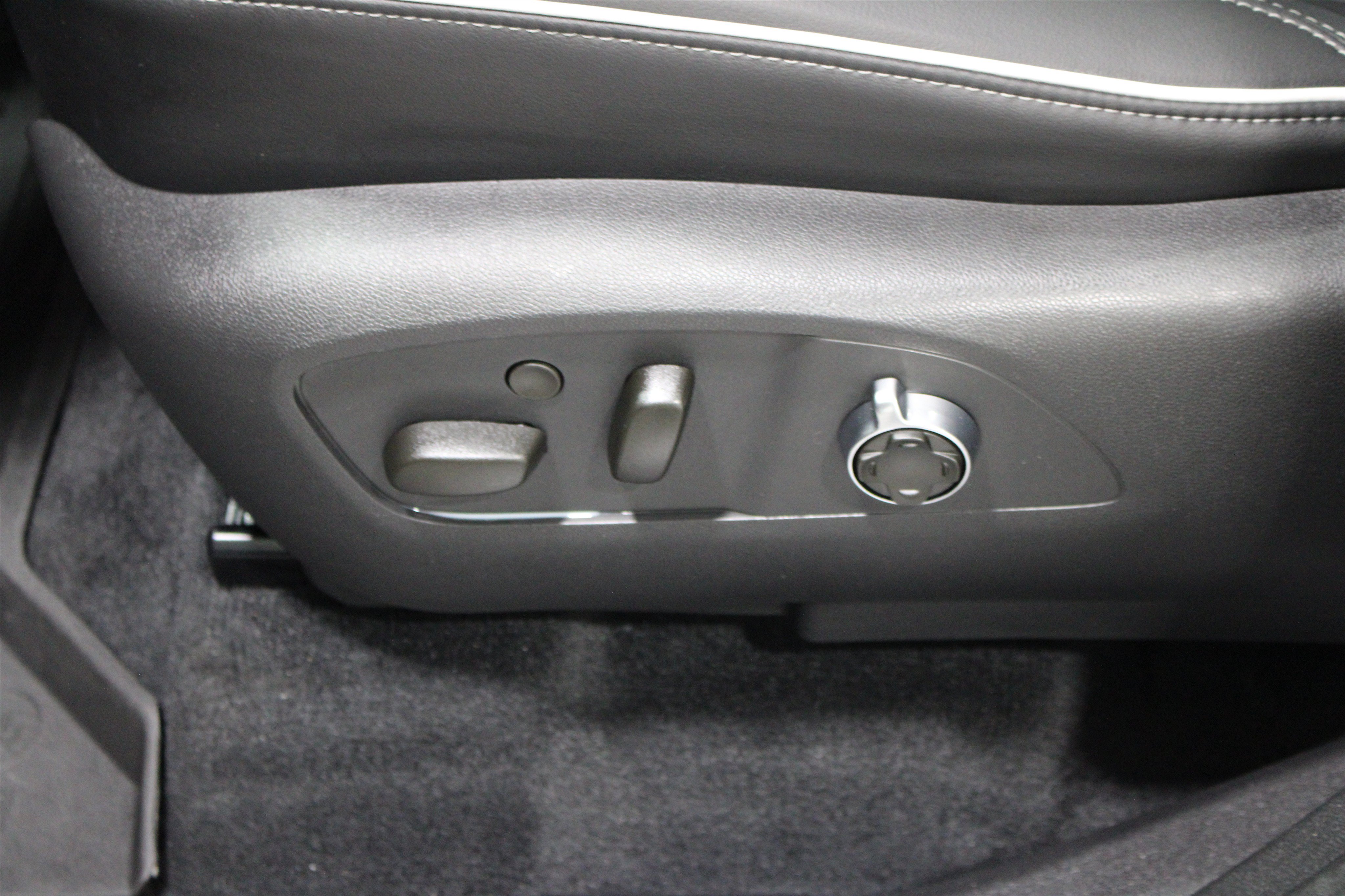 Used 2025 Buick Enclave Avenir AWD/4WD image 5
