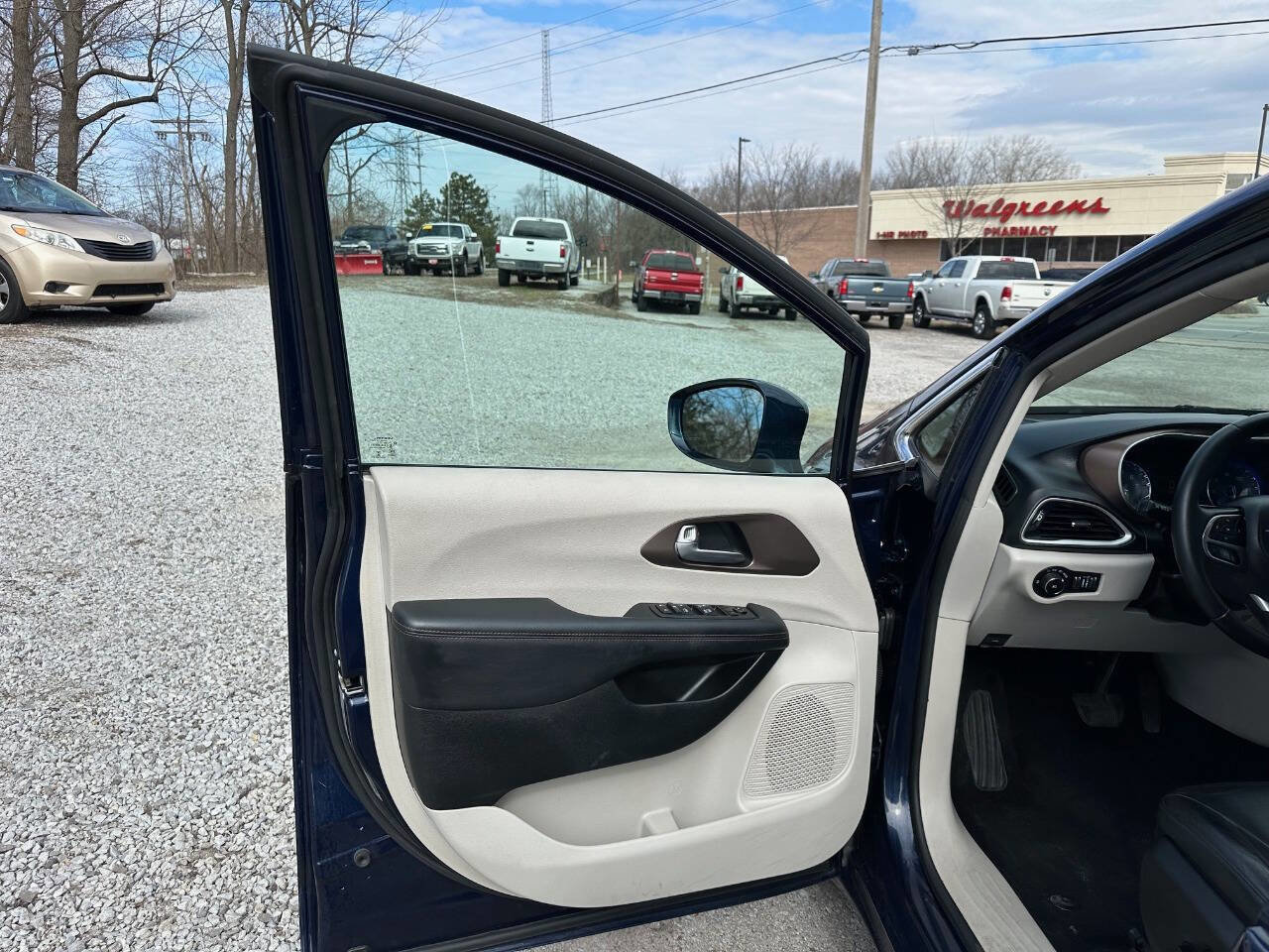 Used 2018 Chrysler Pacifica Touring-L w/ Tire & Wheel Group image 6