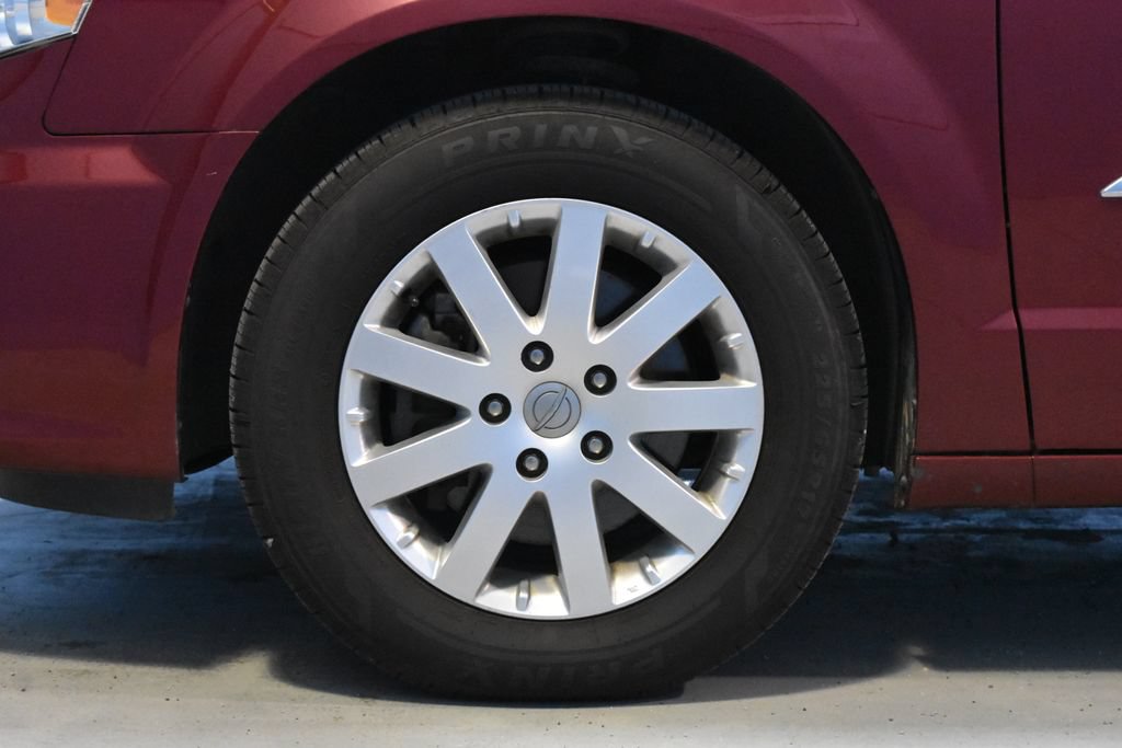Used 2016 Chrysler Town & Country Touring FWD image 24