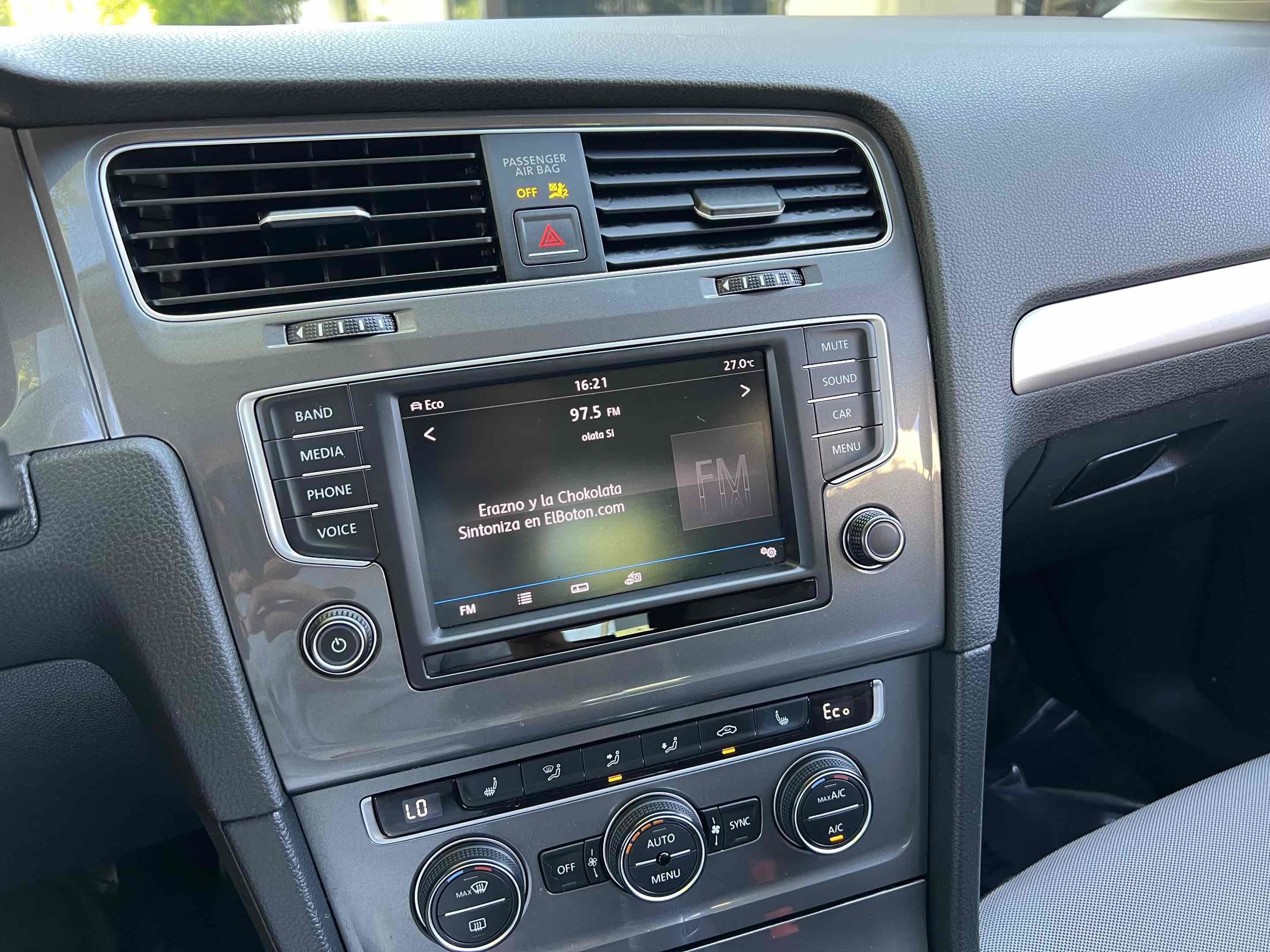 Used 2016 Volkswagen e-Golf SE w/ DC Fast Charging Package image 9