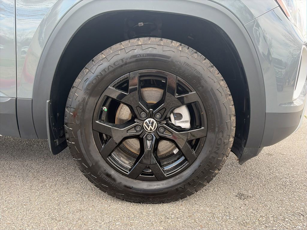 Used 2025 Volkswagen Atlas Peak Edition SE AWD/4WD image 33
