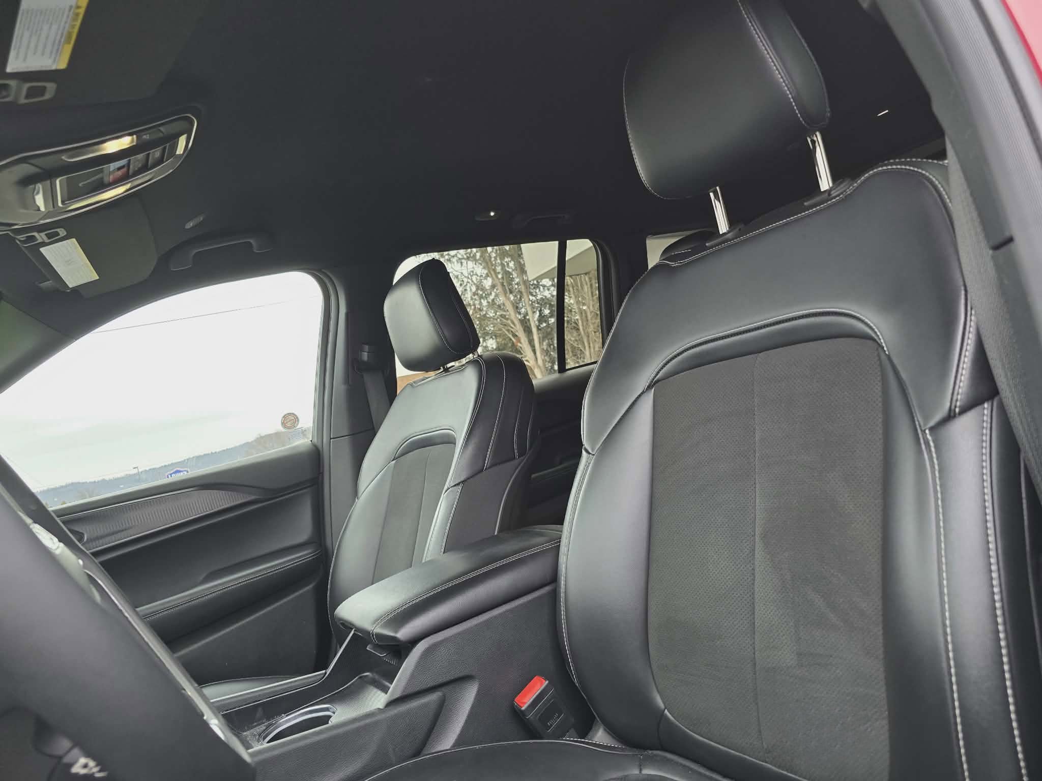 Used 2025 Jeep Grand Cherokee Altitude image 11