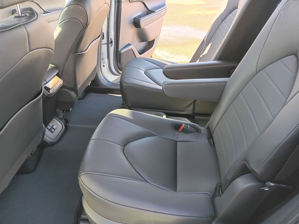 Used 2024 Toyota Highlander XLE image 12